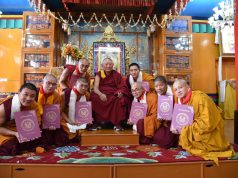 སློབ་དེབ་བློ་གསལ་མགུལ་རྒྱན་ཕྱག་བསྟར་ཞུས་པའི་སློབ་ཐོན་འཛིན་གྲྭ་དང་པོ་ཚོར་སྤྲིངས་པ།