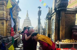 འཕགས་ཤིང་རི་རྩེ་ནས་སྙེ་ཤང་བླ་མར་མཇལ་བ།