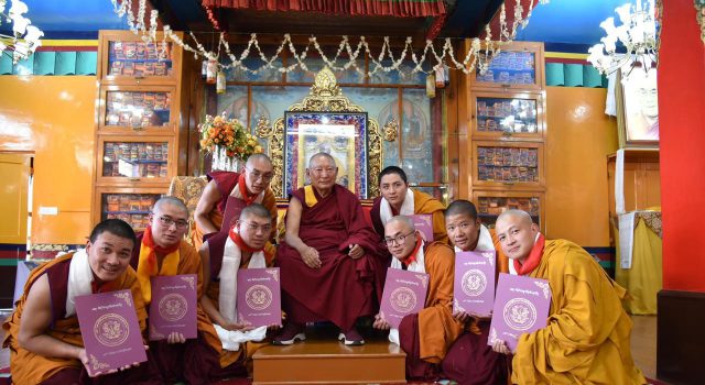 སློབ་དེབ་བློ་གསལ་མགུལ་རྒྱན་ཕྱག་བསྟར་ཞུས་པའི་སློབ་ཐོན་འཛིན་གྲྭ་དང་པོ་ཚོར་སྤྲིངས་པ།