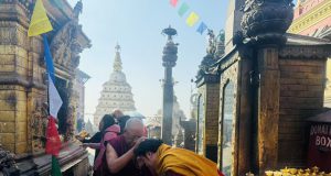 འཕགས་ཤིང་རི་རྩེ་ནས་སྙེ་ཤང་བླ་མར་མཇལ་བ།