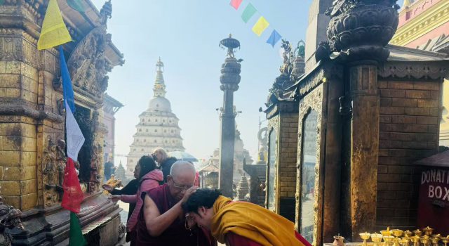 འཕགས་ཤིང་རི་རྩེ་ནས་སྙེ་ཤང་བླ་མར་མཇལ་བ།